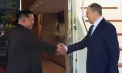 Capture d'écran tirée d'une vidéo fournie par le ministère russe des Affaires étrangères montrant le ministre russe des Affaires étrangères Sergueï Lavrov (à droite) serrant la main du leader nord-coréen Kim Jong Un (à gauche) à Wonsan, le 12 juillet 2025