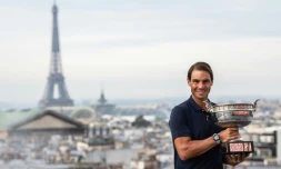 Rafael Nadal pose avec le trophée de Roland-Garros, le 12 octobre 2020 à Paris