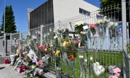 Des fleurs sur les grilles du collège Françoise-Dolto à Nogent, en Haute-Marne, au lendemain du meurtre d'une surveillante, le 11 juin 2025