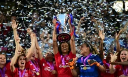 La capitaine de l'Olympique de Lyon Wendie Renard brandit le trophée après la victoire face à Wolfsburg en finale de Ligue des champions, le 26 mai 2016 à Reggio Emilia (Italie)