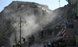 Les secours à la recherche de survivants dans les décombres d'un immeuble résidentiel après une frappe aérienne russe à Prylouky en Ukraine le 7 octobre 2026