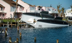 Un catamaran renversé aux Bahamas aprÚs le passage de l'ouragan Dorian, le 11 septembre 2019