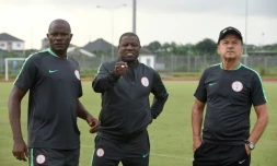 Salisu Yusuf, au centre, avec avec Gernot Rohr et Aloy Agu, lors d'un entraînement de l'équipe nigériane à Uyo au sud du Nigeria le 31 août 2017