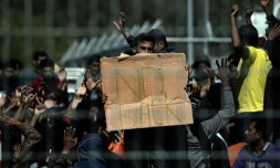 Des Pakistanais et des Afghans protestent contre leur renvoi vers la Turquie dans le camp de détention de Moria sur l'île de Mytilene le 5 avril 2016