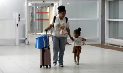 Des personnes évacuées du Niger arrivent à l'aéroport de Paris-Roissy Charles de Gaulle, le 2 août 2023