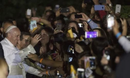 Le pape François salue la foule à Washington le 23 septembre 2015