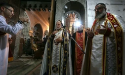 Des prêtres conduisent un office pour des chrétiens d'Irak dans une église à Bartalla, près de Mossoul le 24 décembre 2016