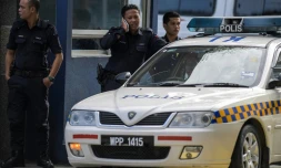Des policiers devant l'entrée du bâtiment de médecine légale de l'hôpital de Kuala Lumpur, le 17 février 2017, où se trouve le corps de Kim Jong-Nam, demi-frère du leader nord-coréen Kim Jong-Un, assassiné lundi en Malaisie
