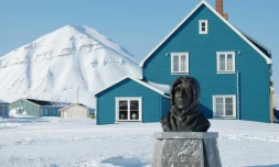 Buste de l'explorateur Roald Amundsen à Ny-Aalesund, dans le nord de la Norvège, le 26 avril 2009. 