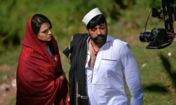 Les acteurs pakistanais Shahid Khan (d) et Sobia Khan jouent une scène du film du réalisateur pachtoune Arshad Khan "Ma Chera Gharib Sara" (Laissez les pauvres tranquilles) le 9 juin 2015  à Murree, près d'Islamabad