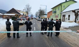 Des policiers postés près du lycée de Spisska Stara Ves, après une attaque au couteau, le 16 janvier 2025 en Slovaquie