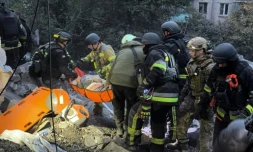 Des secouristes évacuent une personne blessée aprÚs une frappe russe sur un immeuble résidentiel de Zaporijjia dans le sud-est de l'Ukraine, le 10 octobre 2026