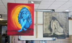 Tableaux peints par des policiers, notamment par Antoinette Alcazar, exposés dans un commissariat de police de Chicago le 5 mai 2017