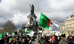 Des manifestants se sont rassemblés Place de la République à Paris, le 10 mars 2019, en soutien aux protestation en cours en Algérie pour dénoncer la candidature de Bouteflika