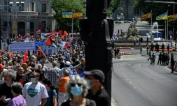 Des manifestants exigent la dissolution de l'Otan et réclament  la paix, le 26 juin 2022 à Madrid, à deux jours de l'ouverture du prochain sommet de l'Alliance atlantique dans la capitale espagnole