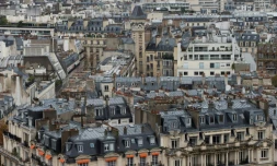 En plein essor depuis plusieurs annĂ©es, le marchĂ© français du logement ancien est tombĂ© Ă l'arrĂȘt avec la crise du coronavirus