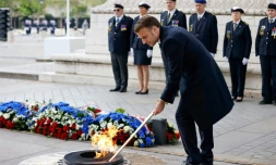 Le président Emmanuel Macron ravive la flamme du soldat inconnu sous l'Arc de Triomphe à Paris pour célébrer le 79e anniversaire de l'Armistice de 1945