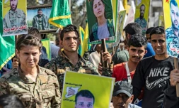 Des combattants et vétérans des Unités de protection du peuple (YPG) manifestent à Qamichli sous contrôle de l'administration semi-autonome kurde, le 8 octobre 2019 en Syrie