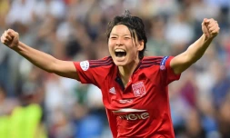 La défenseure japonaise de l'OL Saki Kumagai célèbre son penalty de la victoire, le 26 mai 2016 en finale de C1 faced à Wolfsburg à Reggio Emilia