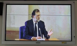 Photo, prise depuis la salle de presse du tribunal, du chef du gouvernement espagnol Mariano Rajoy témoignant dans un procès pour corruption, le 26 juillet 2017 à San Fernando de Henares, près de Madrid