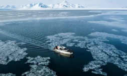 Le bateau hybride diesel-électrique Kvitbjorn lors d'une excursion dans la baie de Borebukta, le 3 mai 2022 dans l'archipel du Svalbard, en Arctique