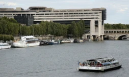 Un "Batobus" sur la Seine devant le ministère de l'Economie à Paris le 29 juillet 2015