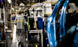 Une ligne d'assemblage Ă l'usine Renault de Flins, le 6 mai 2020