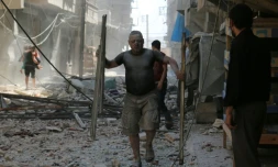 Le quartier rebelle de Sakhour à Alep, peu aprÚs une frappe aérienne, le 15 août 2016, dans le nord de la Syrie