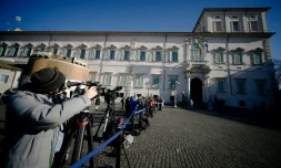 Les journalistes attendent l'arrivée du Premier ministre italien Giuseppe Conte au palais présidentiel du Qurinale à Rome le 26 janvier 2021