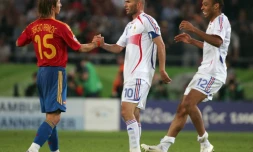 Le défenseur espagnol Sergio Ramos serre la main de Zinédine Zidane lors du 8e de finale de Coupe du monde entre l'Espagne et la France, le 27 juin 2006 à Hanovre