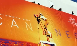 Installation de l'immense affiche de la 72e édition du festival de Cannes sur le fronton du Palais des festivals montrant AgnÚs Varda l??il rivé sur la caméra, le 12 mai 2019