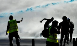 La police utilise des canons à eau pour disperser une manifestation de "gilets jaunes", le 23 mars 2019 à Bordeaux