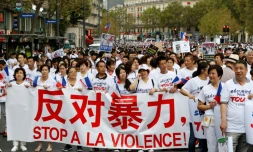 Des membres de la communauté chinoise manifestent pour réclamer "la sécurité pour tous" et dénoncer le "racisme anti-asiatique", le 4 septembre 2016 à Paris