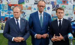 Le Premier ministre polonais Donald Tusk, le chancelier allemand Friedrich Merz et le président français Emmanuel Macron à Tirana le 16 mai 2025 