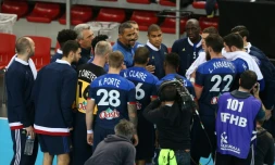 L'équipe de France de hand lors d'un temps-mort contre la Norvège en Golden League, le 7 janvier 2016 au Kindarena de Rouen