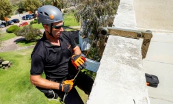 Idan Peretz, ancien commando de l'armée israélienne et fondateur de la start-up Highnovate, effectue une descente en rappel le 11 juin 2018 près de Netanya à l'aide d'une de ses inventions, le RAFA