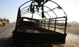 Un véhicule de l'armée syrienne calciné dans la localité de Khan al-Assal, prise par les rebelles jihadistes et leurs alliés, dans le nord-ouest de la Syrie le 29 novembre 2024 