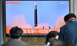 Un écran dans une gare de Séoul diffuse des images d'un essai de missile nord-coréen, le 4 mai 2022