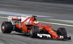 L'Allemand Sebastian Vettel au volant de sa Ferrari lors du Grand Prix de Bahreïn sur le circuit de Sakhir, le 16 avril 2017