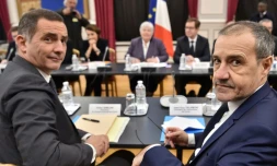 Les présidents du conseil exécutif  corse, Gilles Simeoni (G), et de l'Assemblée corse, Jean-Guy Talamoni (D), à Paris, le 13 février 2018