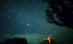 Le ciel étoilé vu du nord de Sumatra, en Indonésie, le 28 décembre 2017