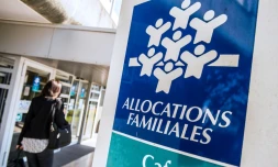 Une femme entre dans les locaux de la Caisse d'Allocations Familiales, le 15 avril 2015 à Calais