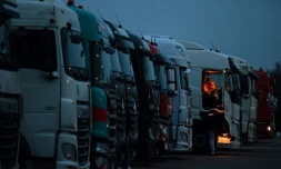 Des poids lourds immobilisés sur un parking prÚs de Folkestone, dans le Kent (sud-est du Royaume-Uni), le 22 décembre 2020