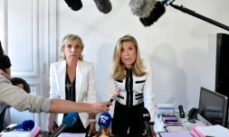 Janine Bonaggiunta (G) et Nathalie Tomasini (D), avocates de Jacqueline Sauvage lors d'une conférence de presse à Paris le 12 août 2016