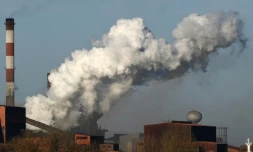 De la fumée s'échappe d'une usine du géant métallurgique ArcelorMittal à Fos-sur-Mer, près de Marseille, dans le sud de la France, le 10 mars 2017