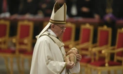 Le pape François porte une statue de l'enfant Jésus lors d'une messe à la veille de Noël, au Vatican, le 24 décembre 2016
