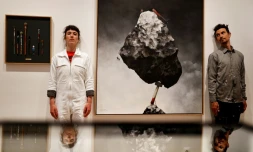 Les artistes Ella et Pitr posent entre leurs oeuvres "La famille Pete-au-casque" et "Dans le silence" à Paris, le 12 juin 2020