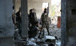 Des combattants rebelles patrouillent dans Ramussa, un quartier situé au sud-ouest d'Alep, le 6 août 2016