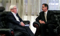 Martin Griffiths, l'émissaire de l'ONU pour le Yémen, s'entretient avec Faisal Amin Abu-Rass, un responsable de la diplomatie rebelle, à Sanaa, le 04 juillet 2018