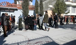 Des proches des victimes arrivent sur les lieux du double assassinat de deux femmes juges à la Cour suprême, à Kaboul le 17 janvier 2021